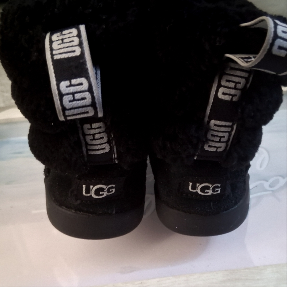 Used: KIDS - UGG Boots - BLACK [Size 8]
